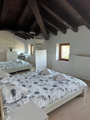 1 Schlafzimmer, Zimmersafe, Schreibtisch, Bügeleisen/Bügelbrett