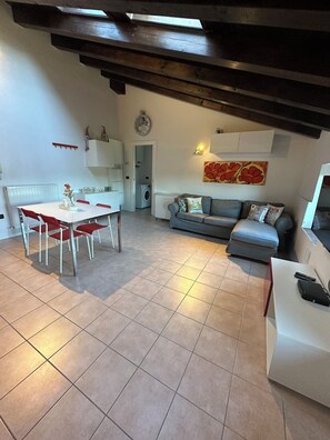 Smart-TV, Videospiele, DVD-Player, Stereoanlage