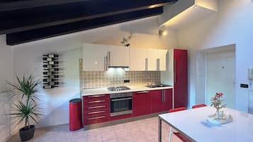 Frigorifero, microonde, forno, piano cottura