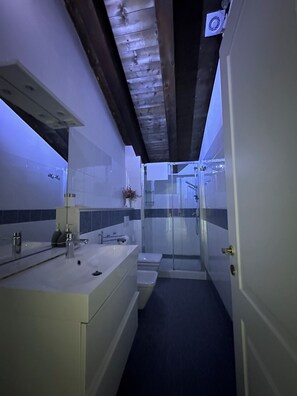 Douche, articles de toilette écologiques, sÚche-cheveux, bidet