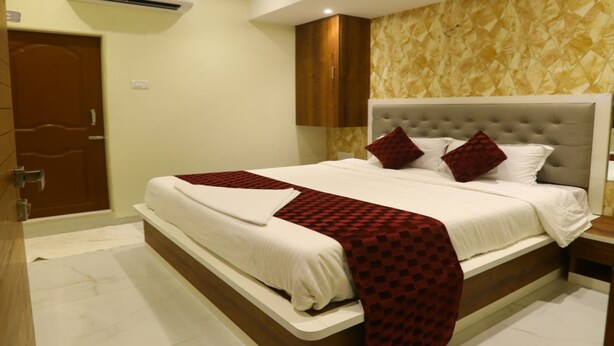 Ein modernes Schlafzimmer mit einem großen Bett, einem Deckenventilator und einer Wand mit Muster.