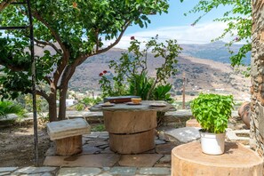 Outdoor dining - Holiday Apartment 'Mrs Kalis Cottage' with Mountain View, Garden & Wi-Fi (ANDROS)