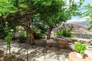 Outdoor dining - Holiday Apartment 'Mrs Kalis Cottage' with Mountain View, Garden & Wi-Fi (ANDROS)