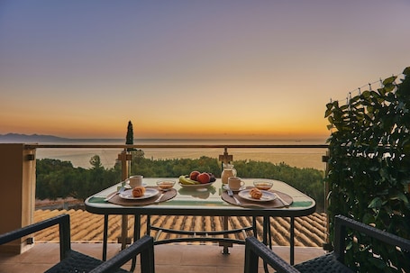 Outdoor dining. Apartment 'Pelagaki Sunrise 1 Bedroom' with Shared Terrace, Wi-Fi and Air Conditioning