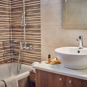 Badewanne, Haartrockner, Handtücher