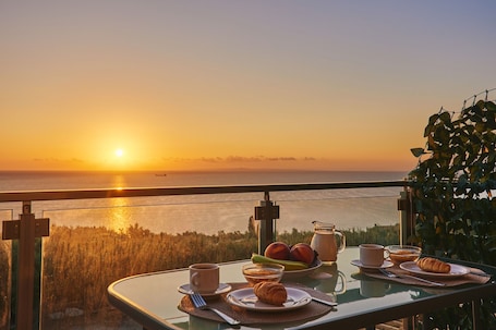 Ristorazione all'aperto. Appartamento 'Pelagaki Sunrise 2 Bedrooms' con vista mare, Wi-Fi e aria condizionata