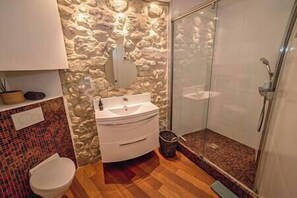 Dusch, hårtork och handdukar