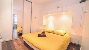 Una camera da letto con un letto, un comodino e un armadio.