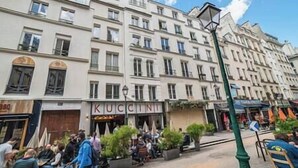 Una veduta di una strada con un edificio con la scritta 