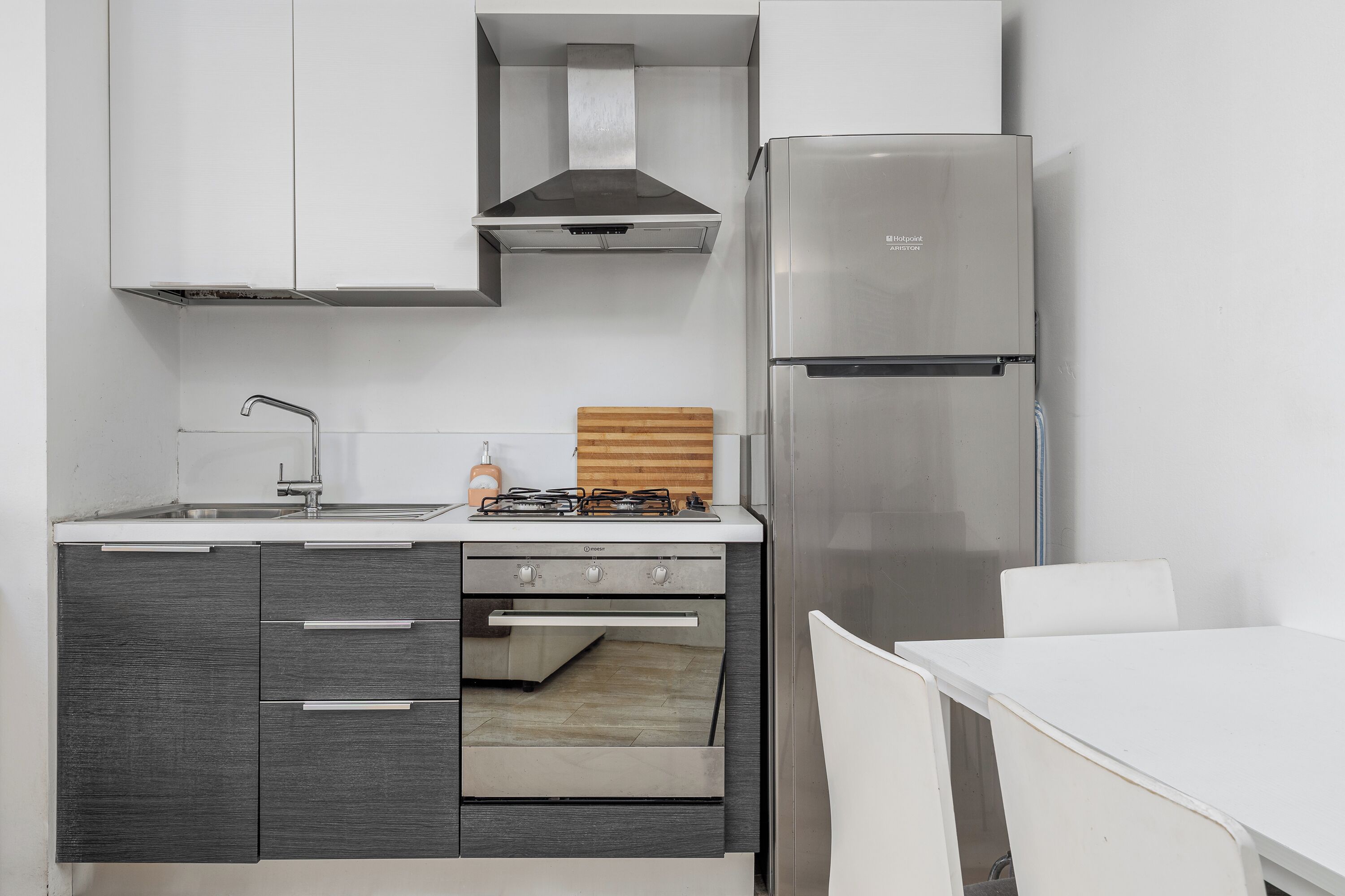 Kühlschrank, Ofen, Herdplatte, Wasserkocher mit Kaffee-/Teezubehör