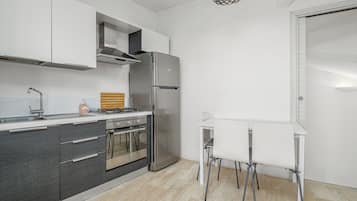 Kühlschrank, Ofen, Herdplatte, Wasserkocher mit Kaffee-/Teezubehör