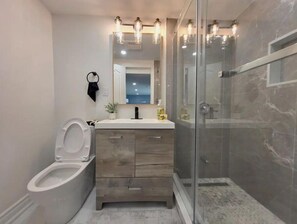 Haartrockner, Handtücher, Seife, Toilettenpapier