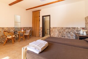 6 bedrooms, desk, iron/ironing board, free WiFi