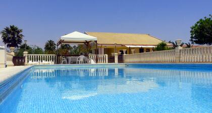 Villa „Kaukana“ mit privatem Pool, WLAN und Klimaanlage