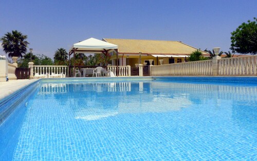 Villa « Kaukana » avec piscine privée, Wi-Fi et climatisation