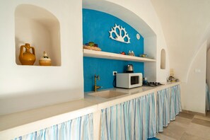 Fridge, microwave, oven, stovetop - Villa 'Agrumeto Sul Mare' with Sea View, Wi-Fi and Air Conditioning (Ostuni)
