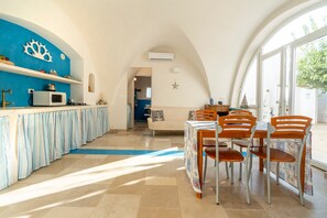 Dining - Villa 'Agrumeto Sul Mare' with Sea View, Wi-Fi and Air Conditioning (Ostuni)