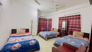Desk, free WiFi - Mohammadia Restaurant & Guest House (Dhaka)
