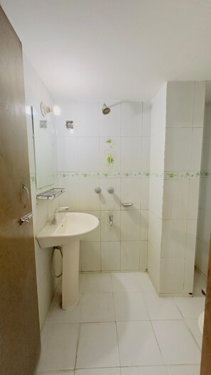 Shower, slippers, towels - Mohammadia Restaurant & Guest House (Dhaka)