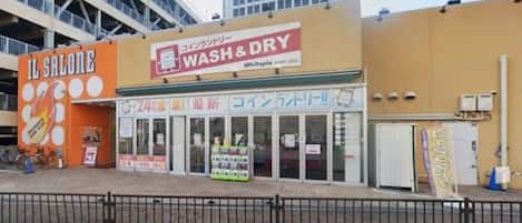 Un edificio comercial con un letrero que dice 'WASH & DRY' y un letrero que dice 'IL SALONE'.