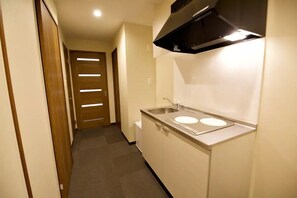 Mini-Kühlschrank, Mikrowelle, Wasserkocher