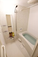 Bañera con ducha, artículos de tocador gratuitos, secador de pelo