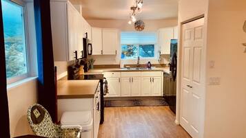 Frigorífico, microondas, horno y placa de cocina