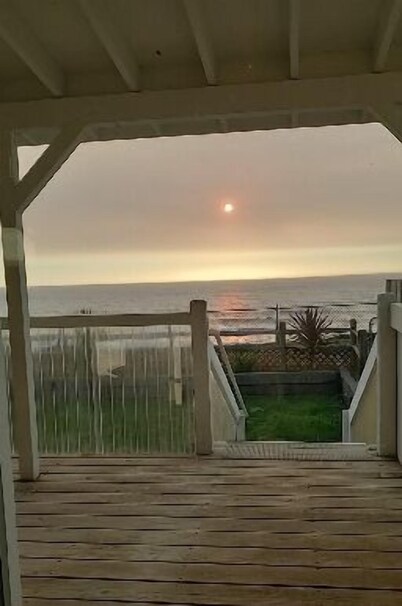 Gold Beach Bluff House at Nesika Beach