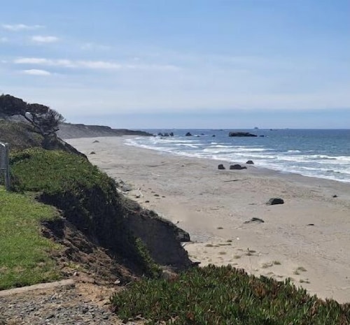 Gold Beach Bluff House at Nesika Beach