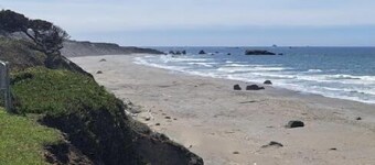 Gold Beach Bluff House at Nesika Beach