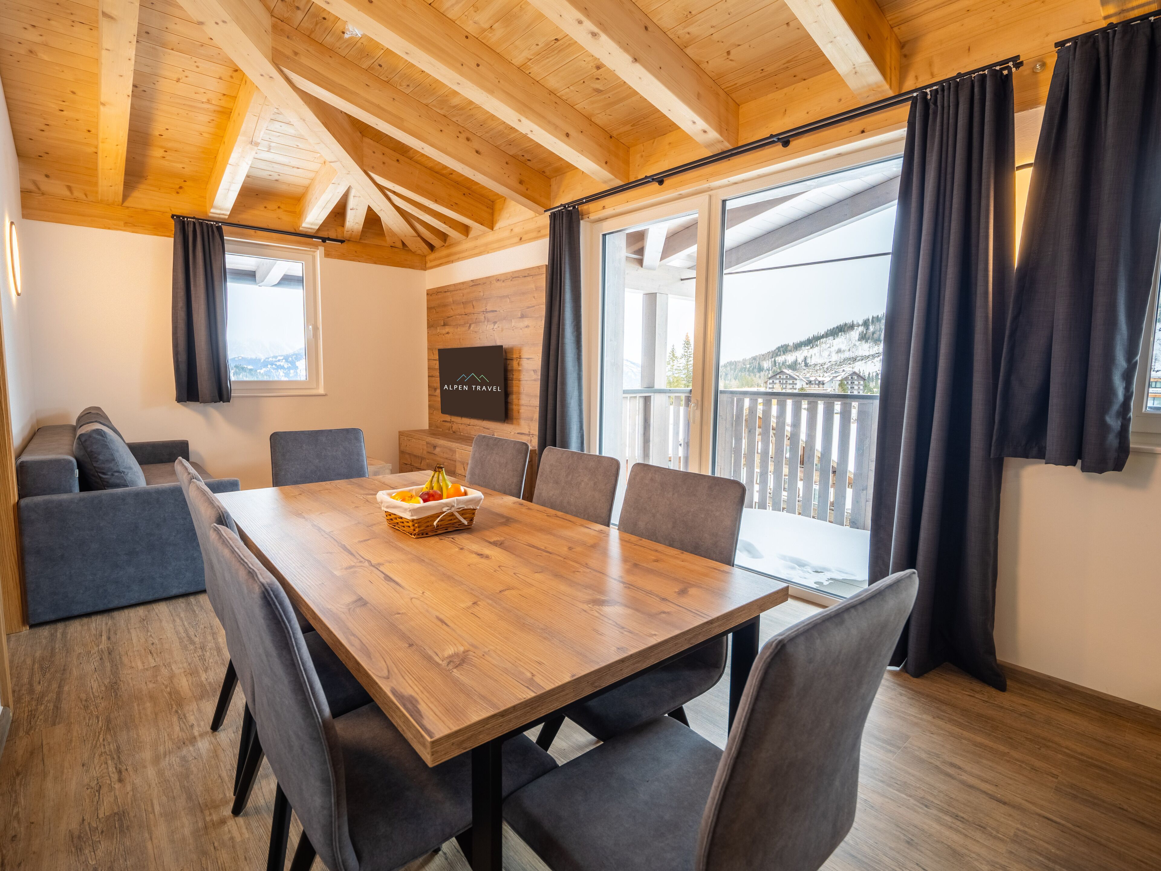Penthouse Standard - 4 sovrum | Vardagsrum | 150-centimeters platt-tv med kabelkanaler och golvvärme