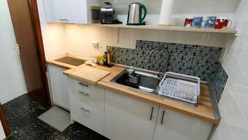 Fridge, microwave, stovetop, coffee/tea maker