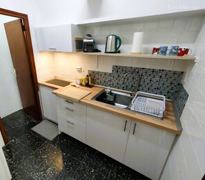 Refrigerador, microondas, parrilla de estufa y cafetera y tetera