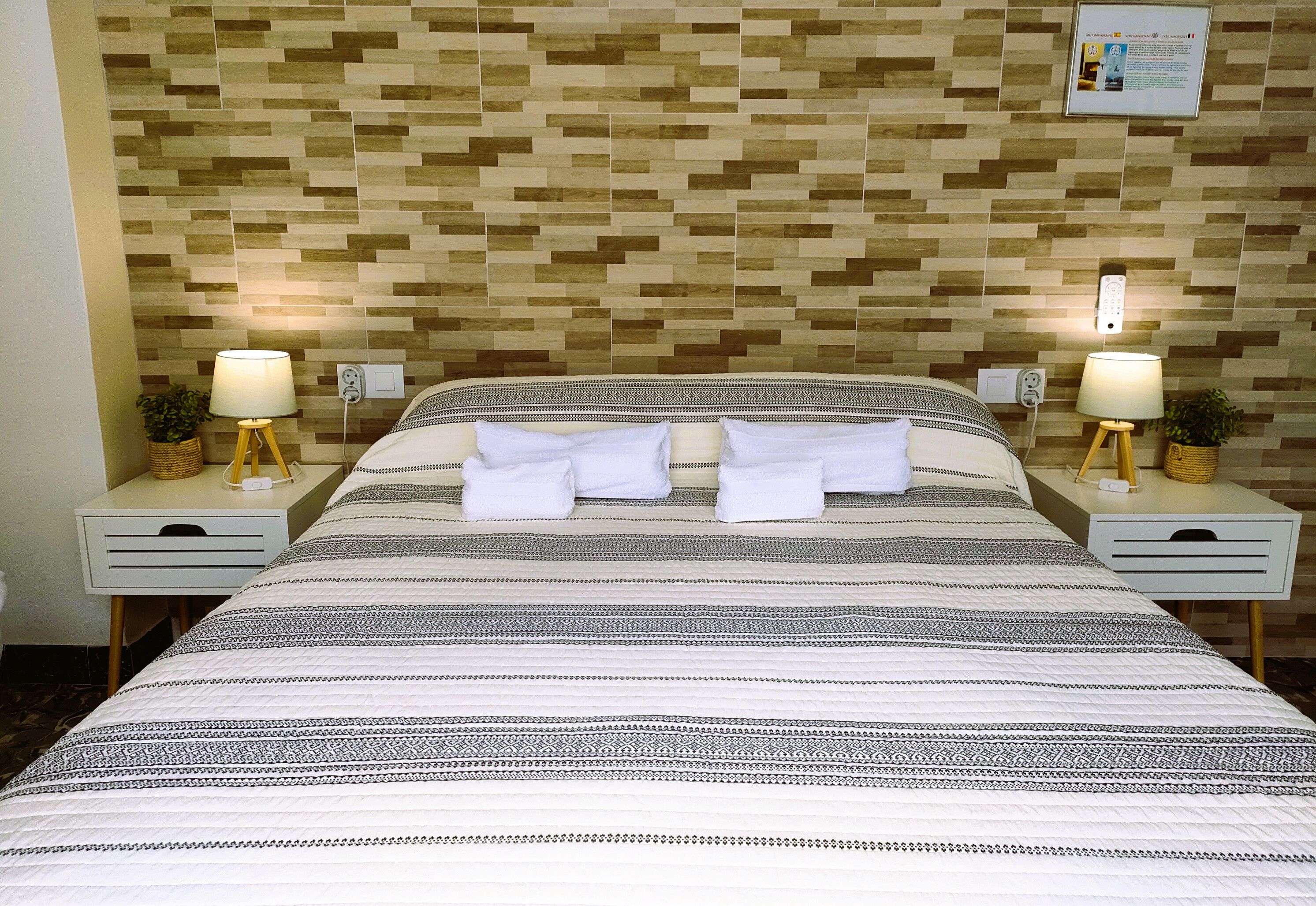 2 室のベッドルーム、アイロン / アイロン台、WiFi (無料)、ベッドシーツ