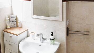 Dusche, Haartrockner, Handtücher