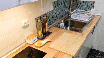 Réfrigérateur, micro-ondes, plaque de cuisson, cafetière/bouilloire