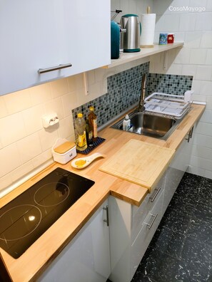 Kylskåp, mikrovågsugn, spishäll och kaffe- och tebryggare