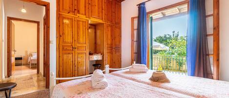 3 bedrooms, iron/ironing board, free WiFi, bed sheets