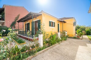 Exterior - Holiday Home 'Princess House' with Private Terrace, Private Garden and Wi-Fi (Sidari)