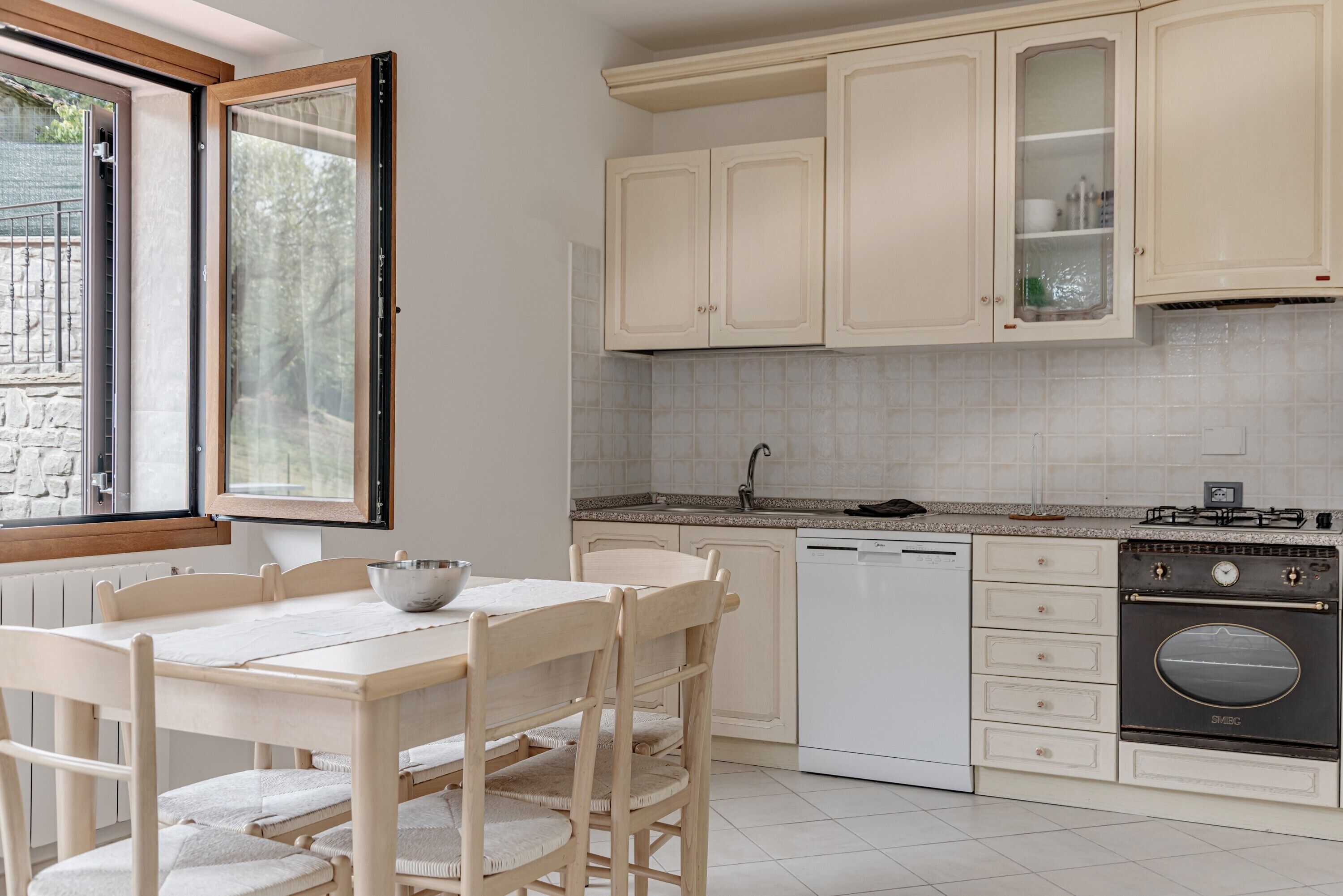 Een koelkast, een oven, een kookplaat, een vaatwasser