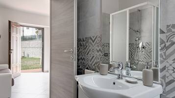 Een douche, een haardroger, handdoeken
