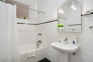 Badewanne, Haartrockner, Handtücher
