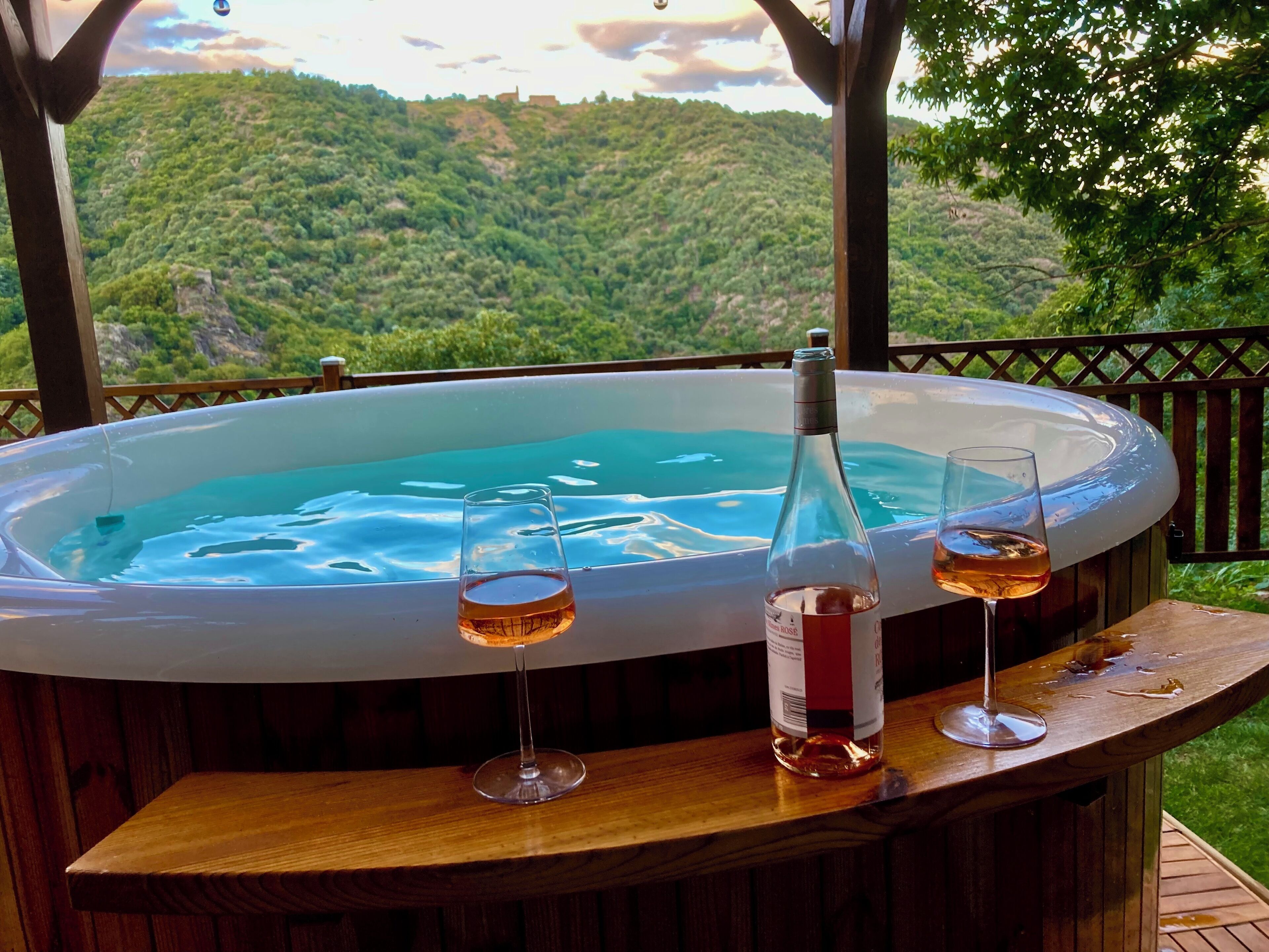 Outdoor spa tub