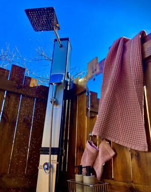 Regadera, secadora de cabello, toallas, jabón 