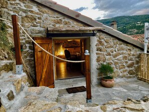 Exterior detail - Laissez Vous Tenter par une Nuitée Romantique Avec Bain Nordique Privatif! (Vallées-d'Antraigues-Asperjoc)