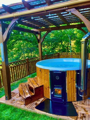 Outdoor spa tub - Laissez Vous Tenter par une Nuitée Romantique Avec Bain Nordique Privatif! (Vallées-d'Antraigues-Asperjoc)