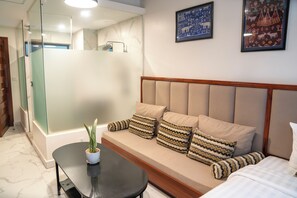 Deluxe Studio | Desk, laptop workspace, free WiFi, bed sheets - MarvelInn Siem Reap (Siem Reap)