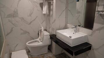 Shower, hydromassage showerhead, free toiletries, hair dryer