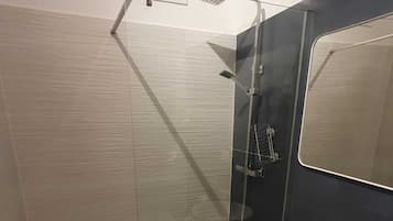 Secadora de cabello, toallas, jabón, papel de baño