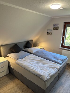 5 bedrooms, iron/ironing board, WiFi, bed sheets
